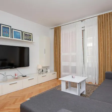 Amazing In With Kitchen Apartment *