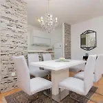 Gorgeous Apartment In Makarska With Wifi Daire Makarska